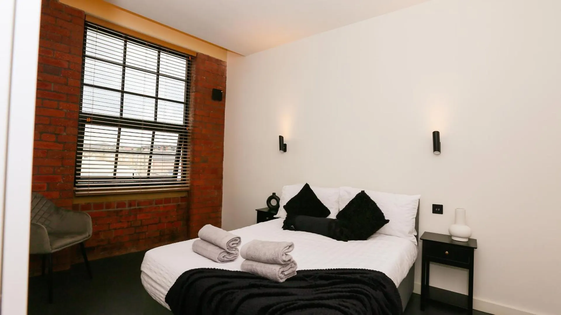 Stayzo_Nichols Building_Spacious 3-Bedroom Apartment Sheffield